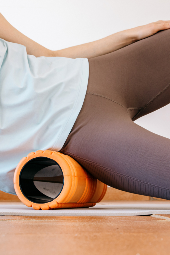 Physical therapist explaining the connection between weak glutes and knee pain.